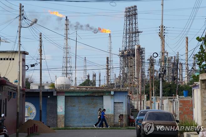 14일(현지시간) 베네수엘라 정유공장 화염 [로스타케스 AP=연합뉴스. 재판매 및 DB 금지]