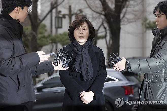 김경 시의원, 경찰 출석 (서울=연합뉴스) 윤동진 기자 = 무소속(전 더불어민주당) 강선우 의원에게 '공천헌금' 1억원을 전달한 혐의를 받는 김경 서울시의원이 피의자 신분으로 조사를 받기 위해 15일 서울경찰청 공공범죄수사대로 출석하며 취재진 질문에 답하고 있다. 2026.1.15 mon@yna.co.kr