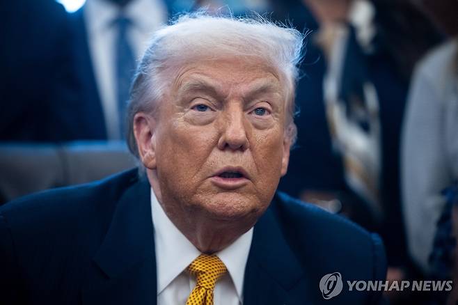 트럼프 대통령 (EPA=연합뉴스) 트럼프 대통령이 14일(현지시간) 백악관에서 행정조치 및 법안에 서명한 뒤 기자들의 질문을 듣고 있다. 2026.1.14