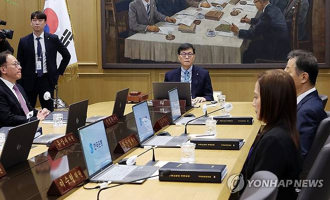 이창용 한국은행 총재, 금융통화위원회 본회의 주재 (서울=연합뉴스) 이진욱 기자 = 이창용 한국은행 총재가 15일 서울 중구 한국은행에서 금융통화위원회 통화정책방향 회의를 주재하고 있다. 2026.1.15 [공동취재] cityboy@yna.co.kr