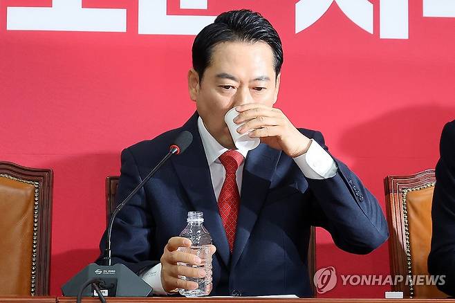 목 축이는 장동혁 대표 (서울=연합뉴스) 이동해 기자 = 국민의힘 장동혁 대표가 15일 국회에서 열린 최고위원회의에 참석해 목을 축이고 있다. 2026.1.15 eastsea@yna.co.kr
