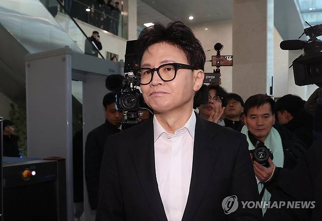 기자회견 마친 국민의힘 한동훈 전 대표 (서울=연합뉴스) 신현우 기자 = 국민의힘 한동훈 전 대표가 지난 14일 당 윤리위원회가 본인을 제명 결정한 것과 관련해 입장을 밝힌 뒤 회견장을 떠나고 있다. 2026.1.14 [공동취재] nowwego@yna.co.kr