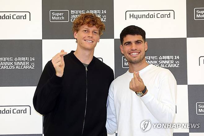알카라스와 신네르 기념 촬영 (서울=연합뉴스) 박동주 기자 = 남자프로테니스(ATP) 투어 단식 세계 랭킹 1, 2위에 올라 있는 카를로스 알카라스(오른쪽)와 얀니크 신네르가 9일 서울 영등포구 현대카드 본사 컨벤션홀에서 열린 현대카드 슈퍼매치 14 기자회견에서 포즈를 취하고 있다. 2026.1.9 pdj6635@yna.co.kr