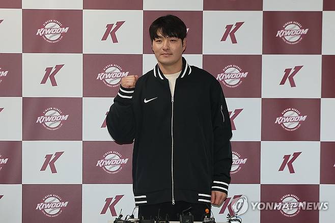 코치로 돌아온 박병호 (서울=연합뉴스) 서대연 기자 = 박병호 키움 히어로즈 잔류군 선임코치가 15일 서울 구로구 고척스카이돔에서 취재진과 인터뷰하기 전 포즈를 취하고 있다. 2026.1.15 dwise@yna.co.kr