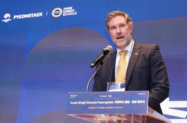 ▲ 제이크 과드놀라 애니 라이트 스쿨총교장이 평택시를 위한 장학지원 깜짝 선물을 발표하고 있다. /사진제공=평택시