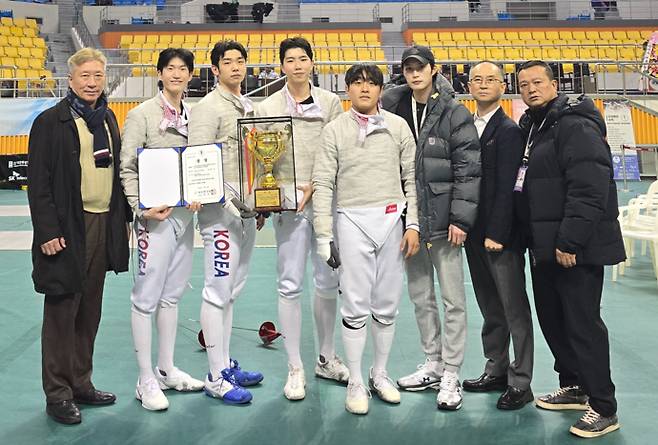 16일 전북익산실내체육관에서 열린 2026 전국남·녀종목별오픈펜싱선수권대회 남자부 사브르 단체전서 우승한 화성시청 선수단이 기념사진을 찍고 있다. 사진=화성시청
