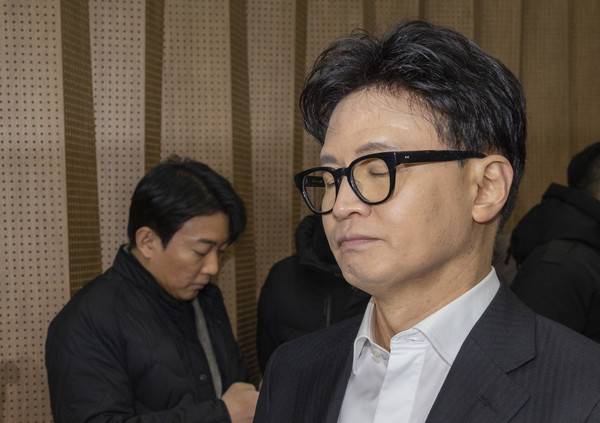 국민의힘&nbsp;한동훈&nbsp;전 대표가 14일 당 윤리위원회가 본인을 제명 결정한 것과 관련한 기자회견을 마친 뒤 의원들과 회견장을 빠져 나오고 있다. 2026.1.14 [사진=연합뉴스]