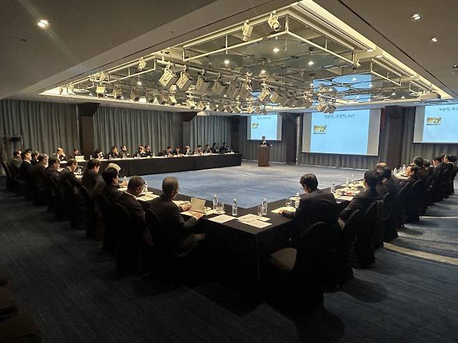 15일  부산파라다이스호텔에서 열린 신문협회 신년 발행인세미나에서 회원사 발행인들이 '신문사 빅데이터 활용 전략'에 관한 발표를 듣고 있다.