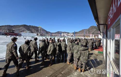◇화천산천어축제장 ‘군부대의 날’ 행사에 참여하는 장병들이 ‘얼음썰매장’ ‘눈조각 광장’ 등 축제장 곳곳을 둘러보고 있다. 화천=장기영기자