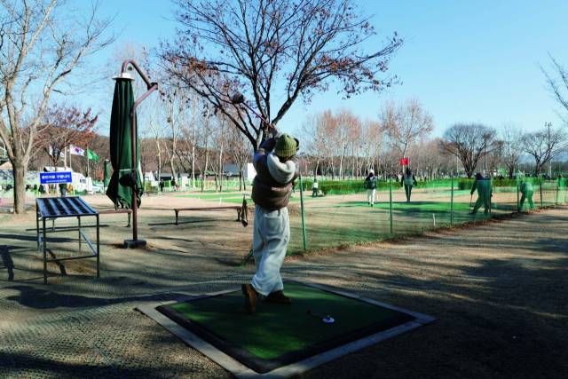 지난 6일 대구 북구 서변동 강변파크골프장에서 한 이용객이 티샷을 날리고 있다. 이화섭 기자.