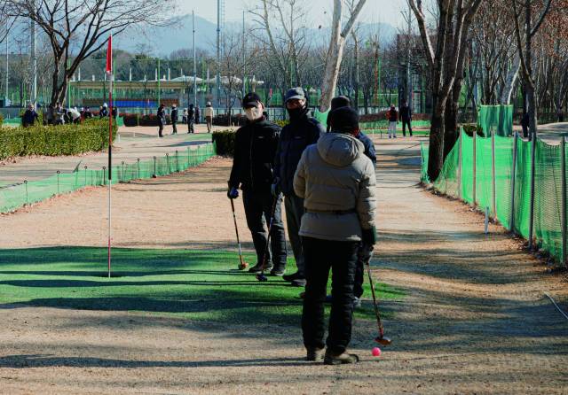 지난 6일 대구 북구 서변동 강변파크골프장에서 사람들이 파크골프를 즐기고 있다. 이화섭 기자.