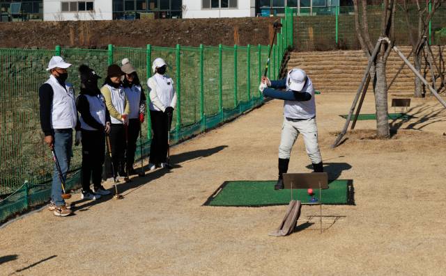 지난 9일 영진전문대 파크골프경영과 학생들이 파크골프 티샷 실습을 하고 있다. 이화섭 기자.