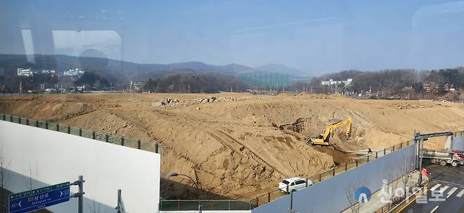 용인경전철 에버라인 전동차 안에서 바라 본 '용인 푸르지오 클루센트' 사업지. (사진=천동환 기자)