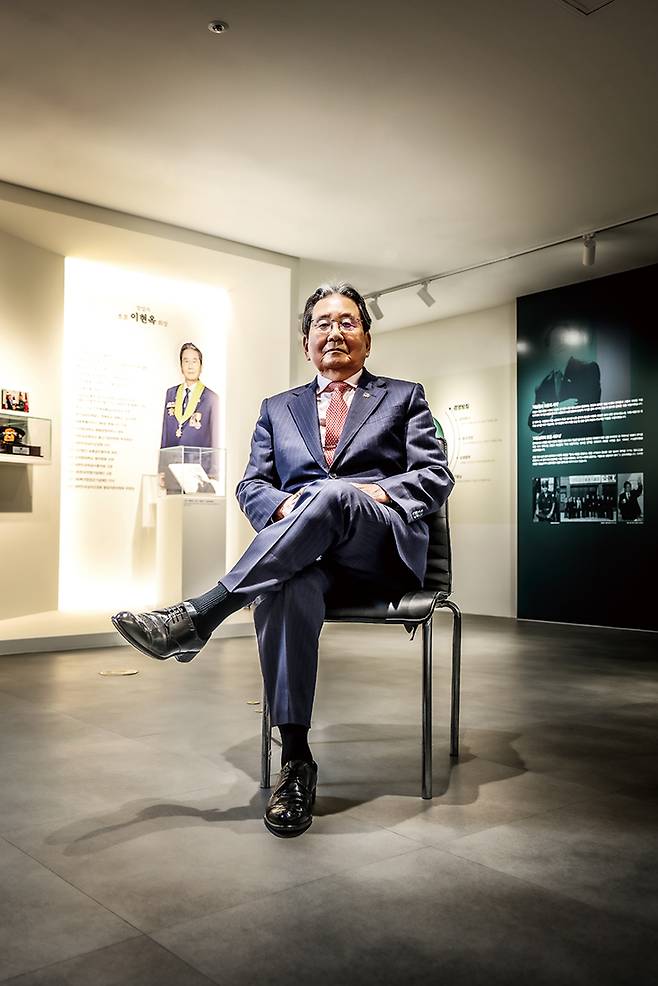상훈유통 역사기념관에서 포즈를 취한 이현옥 회장.(주민욱 프리랜서)