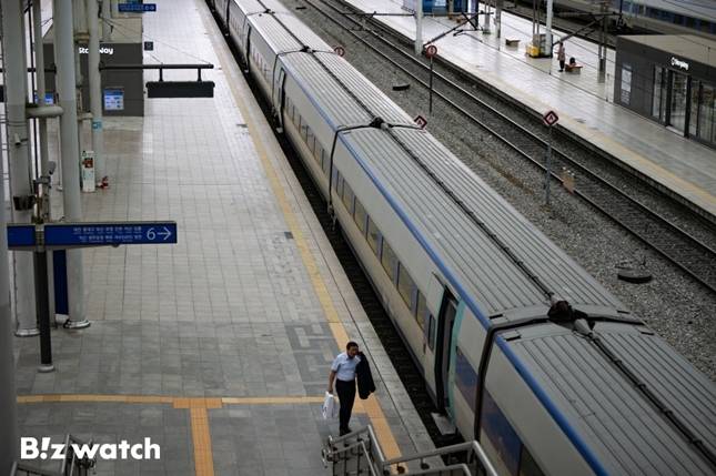 KTX가 역내 머물고 있다./사진=비즈워치DB