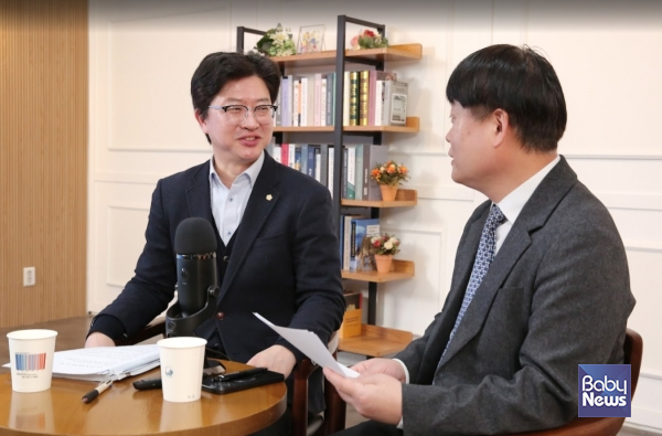 한국공인노무사회와 베이비뉴스가 지난해 12월 30일 서울 마포구 베이비뉴스 스튜디오에서 「이재명 정부의 노동 정책 및 제도 개선 방안」을 주제로 좌담회를 진행하고 있다. 이효상 기자 ⓒ베이비뉴스