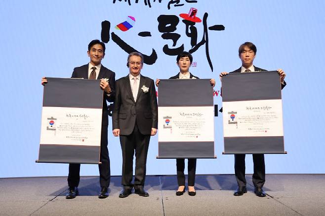 15일 서울 강남구 웨스틴 서울 파르나스 호텔에서 열린 제22회 한국이미지상 시상식에서 수상자들이 기념촬영을 하고 있다. 왼쪽부터 '부싯돌상' 수상자 배우 겸 작가 차인표, 디디에 벨투아즈 CIC 공동대표, '조약돌상' 수상자 김정수 삼양식품 부회장, '디딤돌상' 수상자 정경인 더블랙레이블 대표.(사진=CICI)