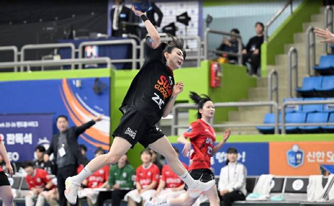 SK슈가글라이더즈 강경민이 삼척시청과 경기에서 점프슛을 성공시키고 있다. 사진=KOHA