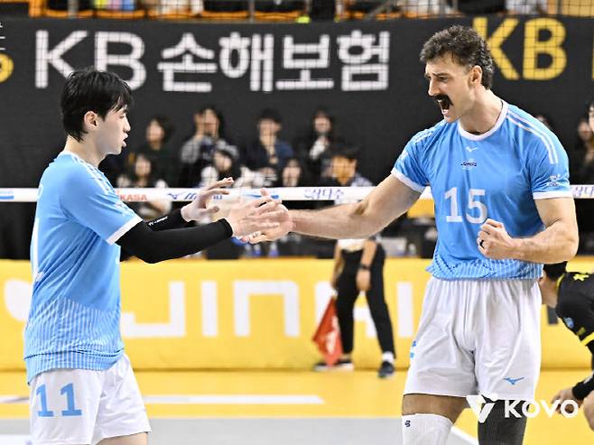 대한항공 러셀이 득점을 올린 뒤 팀동료 김선호와 하이파이브를 나누고 있다. 사진=KOVO