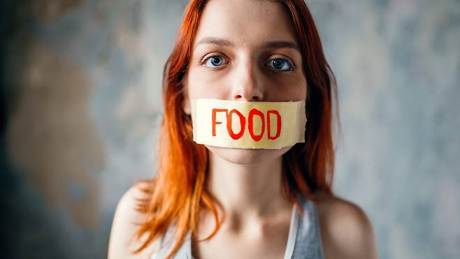 극단적 다이어트로 급히 체중을 감량하면 담석증과 같은 부작용이 생길 수 있고, 예방에 UDCA가 도움 될 수 있다｜출처:&nbsp;클립아트코리아