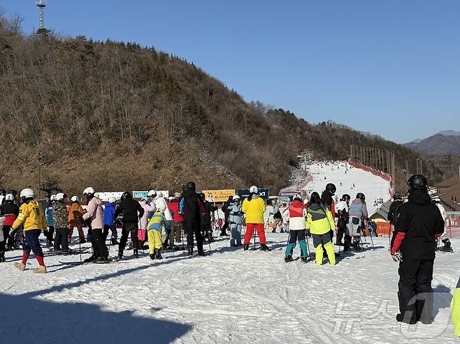 평일인 지난해 12월 26일 오전 강원도 춘천의 엘리시안강촌 스키장을 찾은 외국인 관광객들 ⓒ News1 윤슬빈 관광전문기자