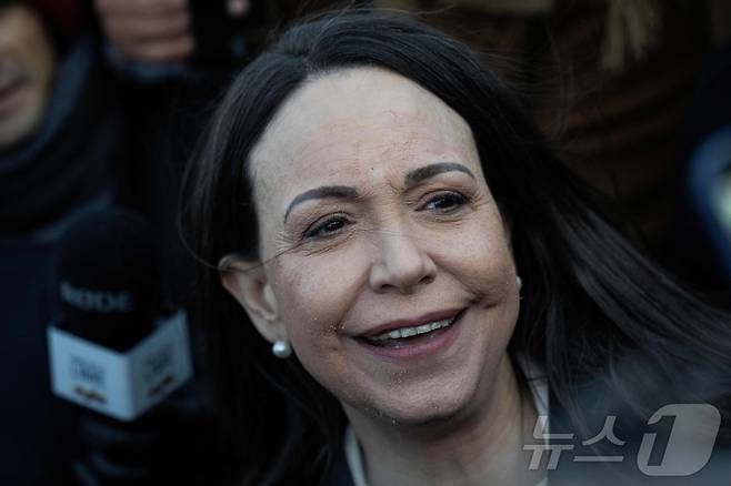 베네수엘라 야권 지도자인 마리아 코리나 마차도가 15일(현지시간) 워싱턴DC에서 미국 상원 의원들과 회동 후 국회의사당을 떠나며 발언하고 있다. 마차도는 이날 도널드 트럼프 미국 대통령과 오찬 회담을 한 뒤 "대화가 매우 잘됐다＂라고 밝혔다. 2026.01.15. ⓒ AFP=뉴스1 ⓒ News1 류정민 특파원