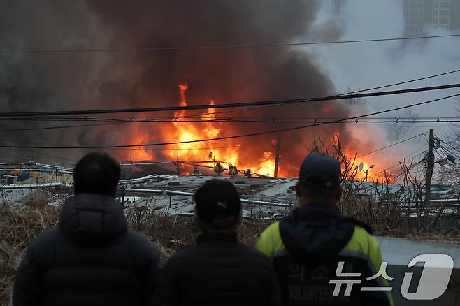 16일 오전 서울 강남구 개포동 구룡마을에서 불이나 출동한 소방대원들이 진화작업을 벌이고 있다. 2026.1.16/뉴스1 ⓒ News1 김진환 기자
