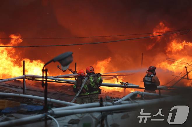16일 오전 서울 강남구 개포동 구룡마을에서 불이나 출동한 소방대원들이 진화작업을 벌이고 있다. 2026.1.16/뉴스1 ⓒ News1 김진환 기자