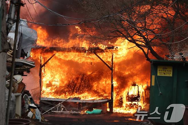16일 오전 서울 강남구 개포동 구룡마을에서 발생한 화재로 불길이 치솟고 있다. 2026.1.16/뉴스1 ⓒ News1 김진환 기자