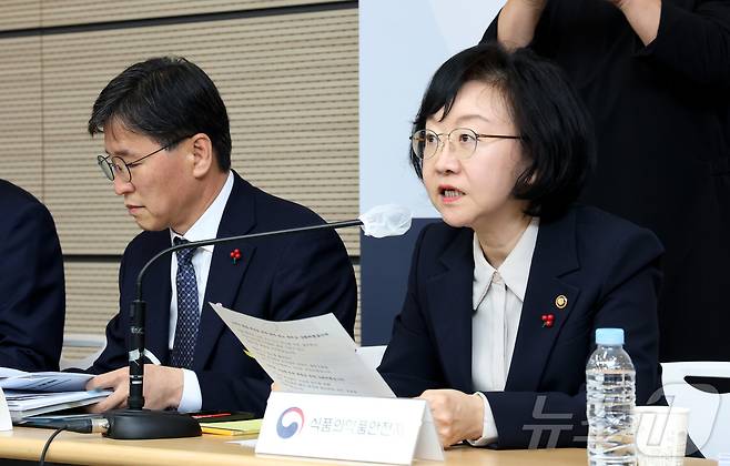 오유경 식품의약품안전처 처장이 16일 오후 세종시 정부세종청사 보건복지부 브리핑실에서 2026년 업무보고 내용을 설명하고 있다. 2025.12.16/뉴스1 ⓒ News1 김기남 기자