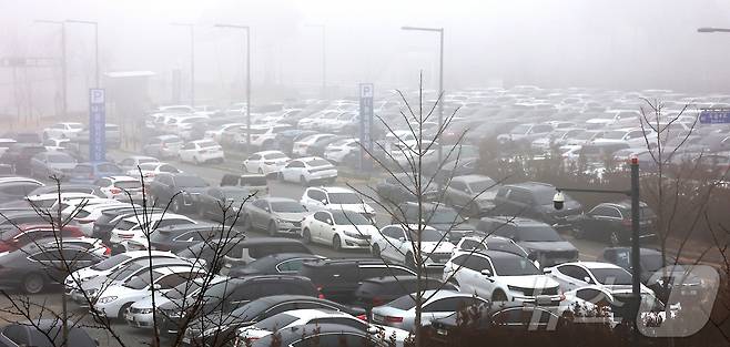 세종을 비롯한 충청권·전북 지역에 초미세먼지 위기경보 ‘관심’ 단계가 발령되면서 16일 정부세종청사 출입구에서는 차량 2부제가 시행되어 홀수차량 출입을 통제하는 가운데 출입이 막힌 공무원들의 차량이 통제가 없는 옥외 주차장을 가득 메우고 있다.  2026.1.16/뉴스1 ⓒ News1 김기남 기자