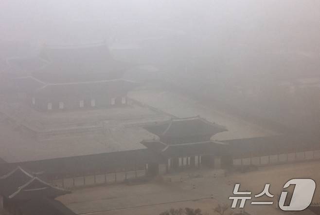 16일 서울 종로구 경복궁이 초미세먼지와 짙은 안개로 뿌옇게 보이고 있다. 2026.1.16/뉴스1 ⓒ News1 임세영 기자