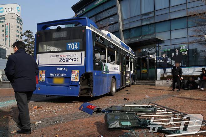 16일 오후 서울 서대문역 인근에서 시내버스가 건물로 돌진하는 사고가 발생해 시민들이 사고 현장을 살펴보고 있다. 이 사고로 현재 4명이 부상을 입고 그 중 1명이 중상인 것으로 알려졌다. 2026.1.16/뉴스1 ⓒ News1 황기선 기자