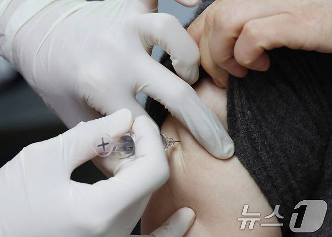 경기 수원시 팔달구 인구보건복지협회 경기도지회 가족보건의원을 찾은 내원객이 독감 예방접종을 하고 있다. /뉴스1 ⓒ News1 김영운 기자