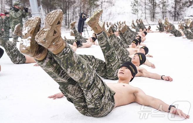 해병대 특수수색여단은 지난 2일부터 2월 26일까지 강원 평창군 황병산 일대에서 2026년 동계 설한지 훈련’을 진행한다고 16일 밝혔다. 사진은 지난 15일 해병대 특수수색여단 장병들이 내한 극복을 위한 체력 단련을 실시하고 있는 모습. (해병대 제공. 재판매 및 DB 금지) 2026.1.16/뉴스1