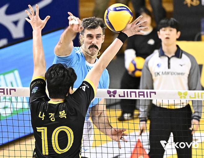 대한항공은 16일 경기 의정부 경민대 기념관에서 열린 2025-26 V리그 남자부 4라운드 원정 경기에서 KB손해보험을 3-1로 꺾고 4연패 사슬을 끊었다. 사진은 대한항공 외국인 주포 카일 러셀의 공격. (KOVO 제공)