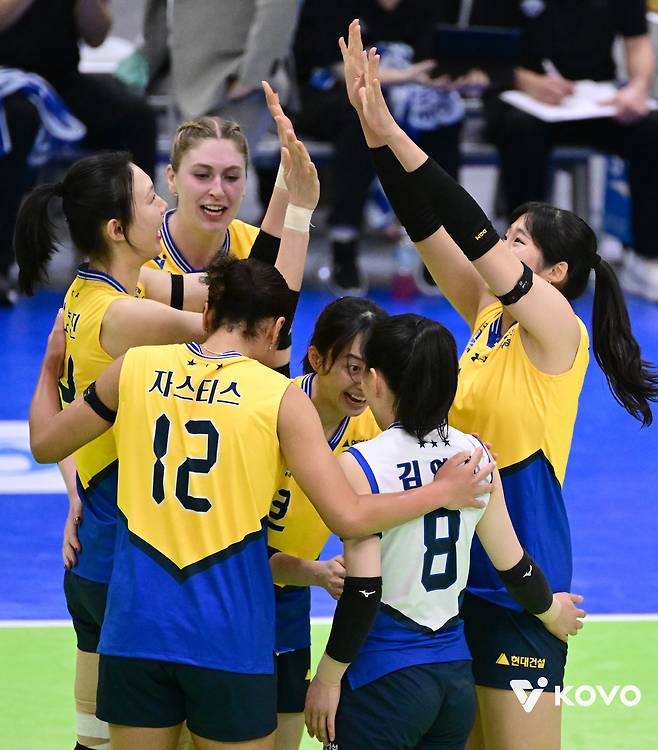 현대건설은 16일 경기 수원체육관에서 열린 2025-26 V리그 여자부 4라운드 홈 경기에서 정관장을 3-0으로 제압했다. (KOVO 제공)