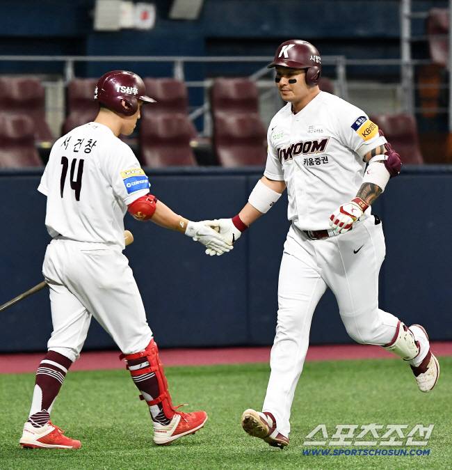 2019 KBO리그 키움 히어로즈와 NC 다이노스의 경기가 16일 오후 서울 고척스카이돔에서 열렸다. 2회말 2사 키움 박병호가 홈런을 날린 뒤 서건창과 하이파이브를 하고 있다. 고척=박재만 기자 pjm@sportschosun.com/2019.08.16/