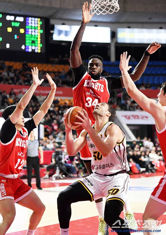 15일 잠실학생체육관에서 열린 프로농구 서울 SK와 창원 LG의 경기. LG 마레이가 골밑슛을 시도하고 있다. 잠실=박재만 기자 pjm@sportschosun.com/2026.01.15/