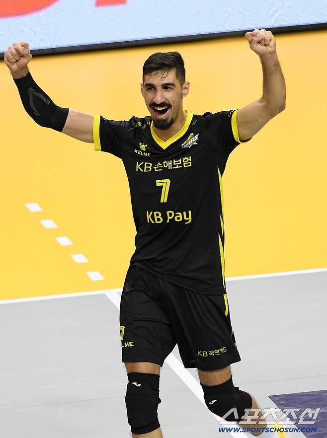 29일 의정부 경민대학교 체육관에서 열린 V리그 남자부 KB손해보험과 현대캐피탈의 경기. KB손해보험 야쿱이 득점 후 환호하고 있다. 의정부=박재만 기자 pjm@sportschosun.com/2025.11.29/