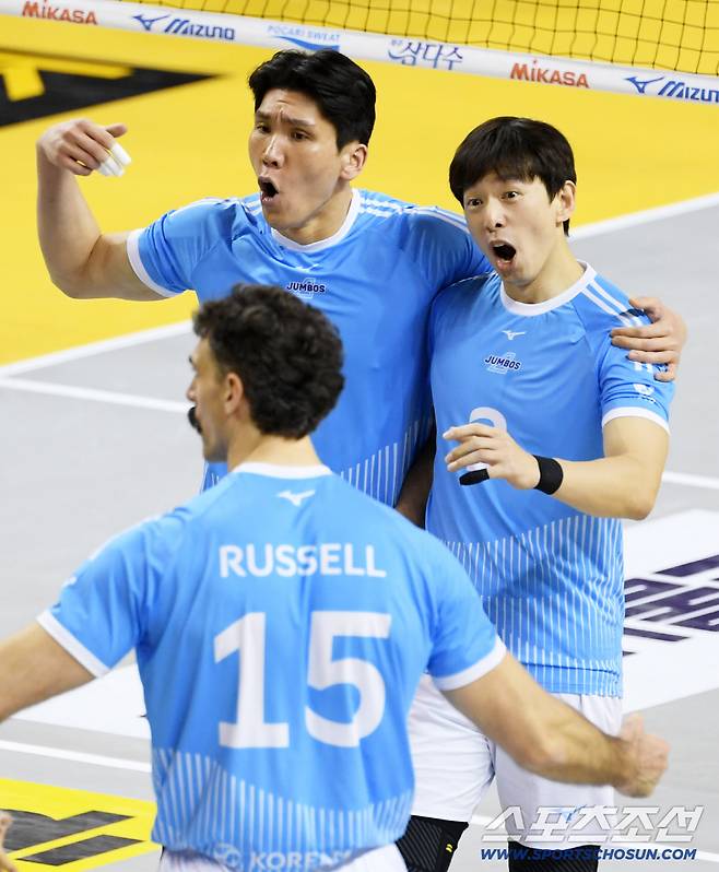 16일 의정부 경민대학교 체육관에서 열린 V리그 남자부 KB손해보험과 대한항공의 경기. 대한항공 김규민, 한선수가 득점 후 환호하고 있다. 의정부=박재만 기자 pjm@sportschosun.com/2026.01.16/