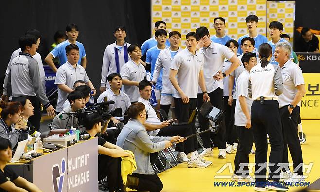 16일 의정부 경민대학교 체육관에서 열린 V리그 남자부 KB손해보험과 대한항공의 경기. 헤난 달 조토 감독이 심판 판정에 불만을 표하고 있다. 의정부=박재만 기자 pjm@sportschosun.com/2026.01.16/