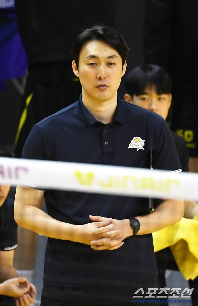 16일 의정부 경민대학교 체육관에서 열린 V리그 남자부 KB손해보험과 대한항공의 경기. 하현용 감독대행이 작전 지시를 하고 있다. 의정부=박재만 기자 pjm@sportschosun.com/2026.01.16/