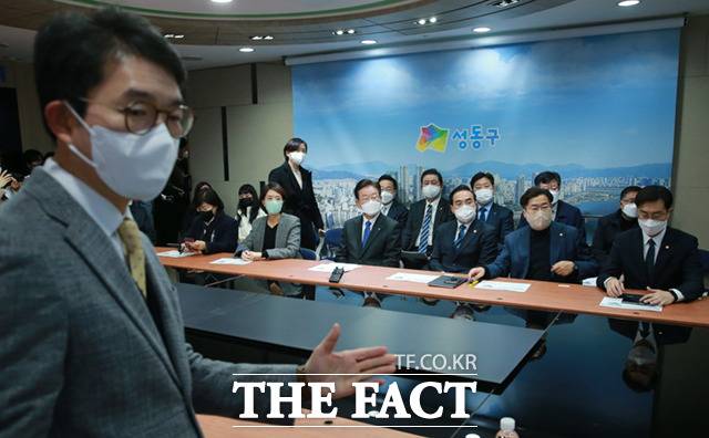 이재명 더불어민주당 대표가 30일 오전 서울 성동구청 스마트도시통합운영센터에서 정원오 구청장의 운영 현황을 설명을 듣고 있다. /이새롬 기자