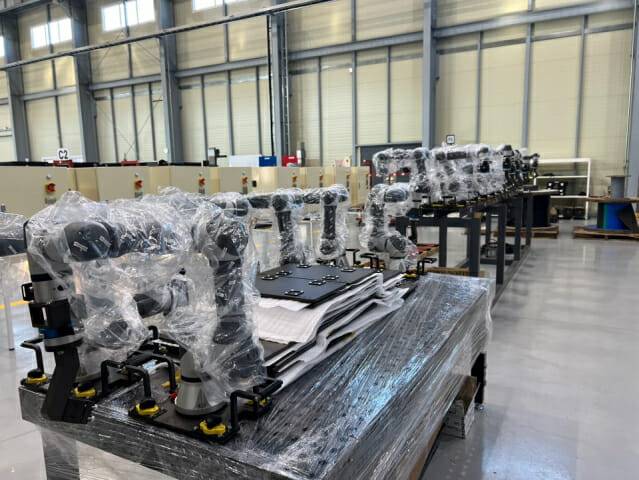 제이씨티 함안공장 내 출고를 기다리는 로봇들 (사진=지디넷코리아 신영빈 기자)