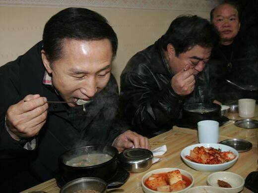이명박 대통령 당선인이 2008년 2월 3일 설을 앞두고 관악구 봉천11동 원당재래시장을 찾아 순대국을 시식하고 있다./ 조선일보DB