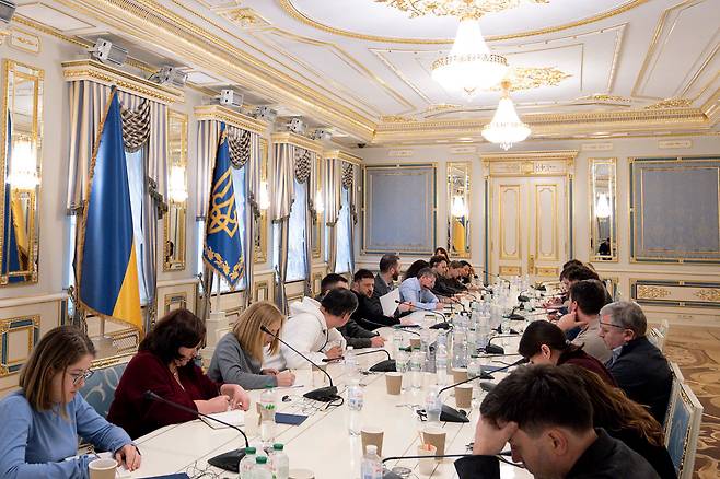 2025년 12월 23일 우크라이나 볼로디미르 젤렌스키 대통령과 우크라이나 현지 언론인들과의 회동 장면/우크라이나 대통령실 연합