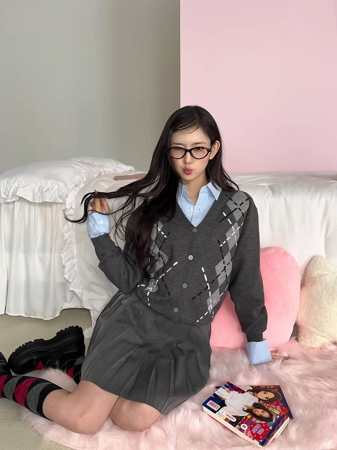 중안부가 긴 얼굴형은 하단에 볼륨이 있는 프레임을 선택해 얼굴의 밸런스를 맞춰주는 것이 좋다. 인스타그램 @kiiikiii.official