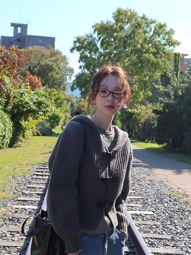 하트형 얼굴은 시선을 아래로 분산시켜 얼굴의 대비를 줄여주는 것이 좋다. 인스타그램 @iammingki