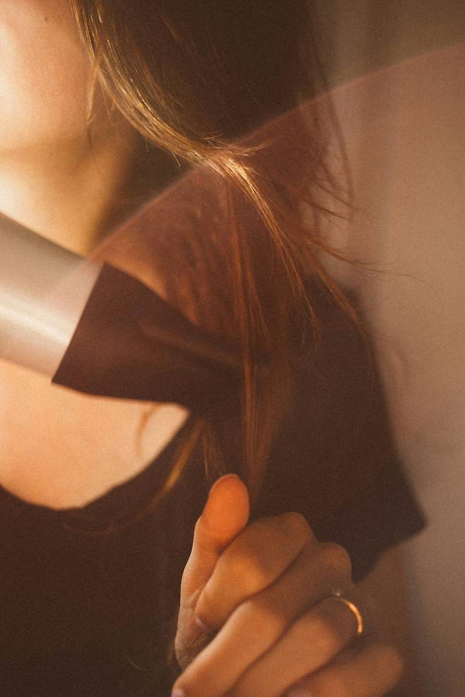 푸석해진 머릿결 살리는 빗질 꿀팁. 언스플래쉬